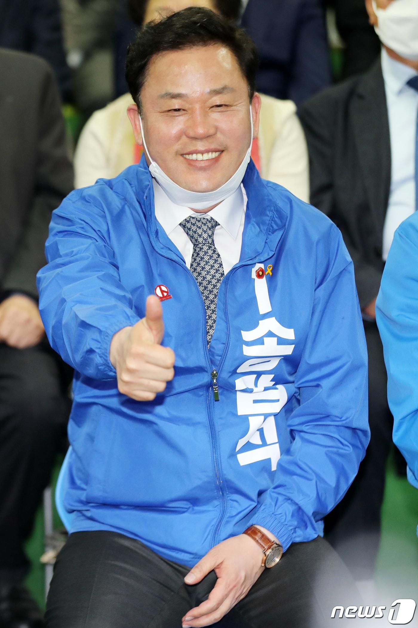 본문 이미지 - 제21대 국회의원선거일인 15일 오후 광주 서구 더불어민주당 광주시당에서 송갑석 서구갑 후보가 엄지를 치켜세워 보이고 있다. 2020.4.15/뉴스1 ⓒ News1 황희규 기자