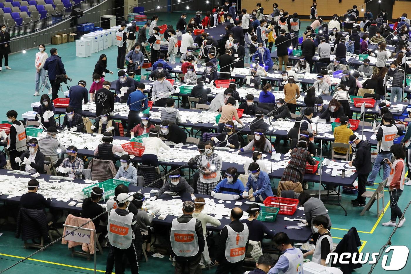 본문 이미지 - 제21대 국회의원 선거일인 15일 오후 경기도 수원시 장안구 수원종합운동장 실내체육관에 마련된 개표소에서 개표 사무원들이 개표를 하고 있다. 2020.4.15/뉴스1 ⓒ News1 조태형 기자