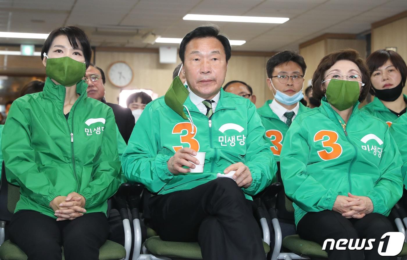 본문 이미지 - 손학규 민생당 상임선대위원장과 김정화, 장정숙 공동선대위원장이 15일 오후 서울 여의도 중앙당사에 마련된 제21대 국회의원 선거개표상황실에서 출구조사 결과를 지켜보고 굳은 표정을 짓고 있다. 2020.4.15 /뉴스1 ⓒ News1 임세영 기자