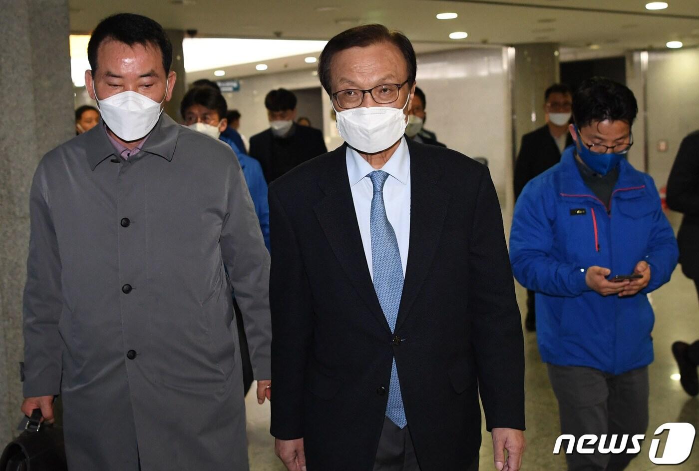 본문 이미지 - 더불어민주당 이해찬 대표가 15일 국회의원회관에 마련된 선거종합상황실에서 제21대 국회의원선거 출구조사 결과 발표를 지켜본뒤 자리를 떠나고 있다. 2020.4.15/뉴스1 ⓒ News1 박세연 기자