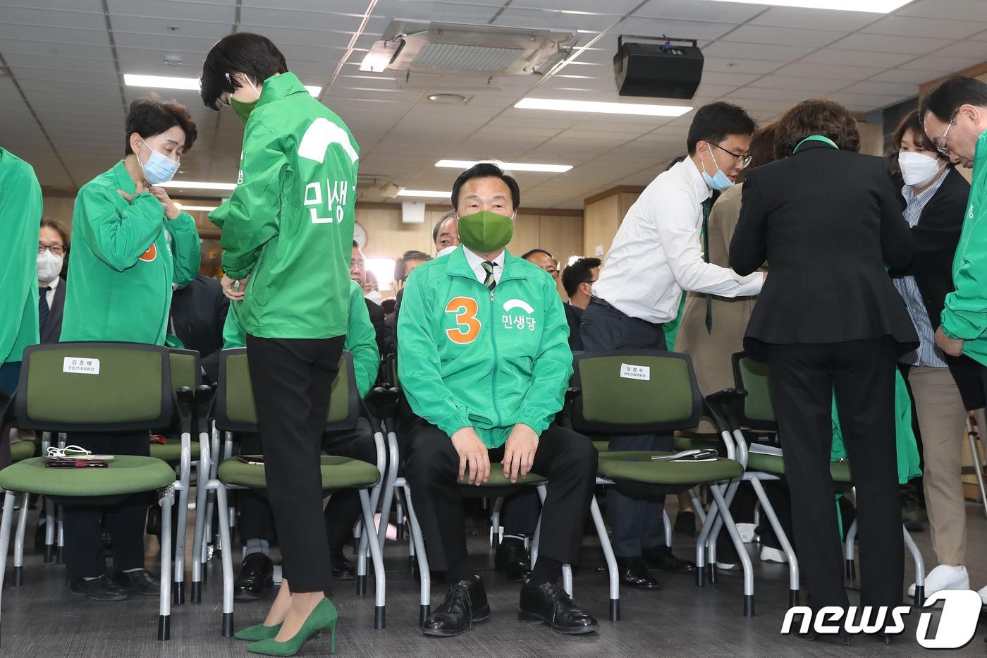 본문 이미지 - 손학규 민생당 상임선대위원장과 김정화, 장정숙 공동선대위원장 등이 15일 오후 서울 여의도 중앙당사에 마련된 제21대 국회의원 선거개표상황실에서 출구조사 결과 시청에 앞서 당 점퍼를 입고 있다. 2020.4.15/뉴스1 ⓒ News1 임세영 기자