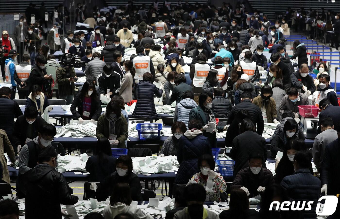 본문 이미지 - 제21대 국회의원선거 투표가 종료된 15일 오후 서울 송파구 올림픽공원 KSPO돔에서 개표사무원들이 투표함을 열어 투표지 분류 작업을 하고 있다. 2020.4.15/뉴스1 ⓒ News1 이동해 기자