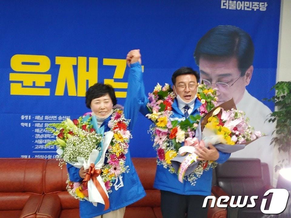 본문 이미지 - 해남·완도·진도 윤재갑 더불어민주당 후보가 15일 선거사무실에서 당선을 확징짓고, 부인과 함께 기뻐하고 있다.(윤재갑 후보 사무실 제공)2020.4.15 /뉴스1 ⓒ News1 박진규 기자