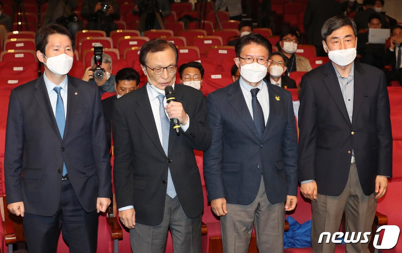 본문 이미지 - 이해찬 더불어민주당 대표가 15일 오후 서울 여의도 국회 의원회관에 마련된 21대 국회의원선거 더불어민주당 개표상황실에서 총선 결과에 대한 발언을 하고 있다. 왼쪽부터 이인영 원내대표, 이해찬 대표, 우희종, 이종걸 더불어시민당 상임선대위원장. 2020.4.15/뉴스1 ⓒ News1 박세연 기자