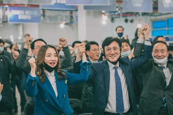 본문 이미지 - 신영대 더불어민주당 전북 군산 국회의원 후보가 15일 선거사무실에서 당선이 확실시되자 당원 등 지지자들의 축하를 받으며 기쁨을 만끽하고 있다.ⓒ 뉴스1