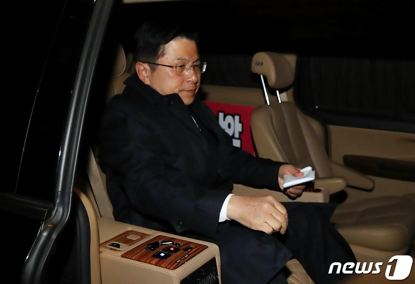 본문 이미지 - 제21대 국회의원선거 서울 종로에 출마한 미래통합당 황교안 후보가 15일 오후 서울 종로구 선거 사무소를 나서고 있다. 2020.4.15/뉴스1 ⓒ News1 이승배 기자