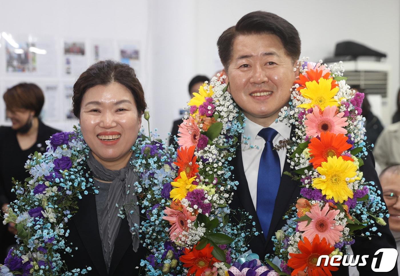 본문 이미지 - 오영훈 더불어민주당 제주시 을 당선인이 15일 오후 당선이 확실시되자 선거사무소에서 아내와 기쁨을 나누고 있다.2020.4.15 /뉴스1 ⓒ News1 오현지 기자