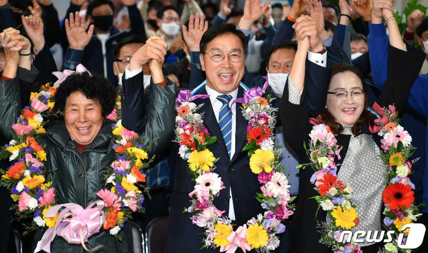 본문 이미지 - 위성곤 의원이 15일 오후 당선이 확실시되자 선거사무소에서 지지자, 가족들과 기쁨을 나누고 있다. 2020.4.15 /뉴스1 ⓒ News1 오현지 기자
