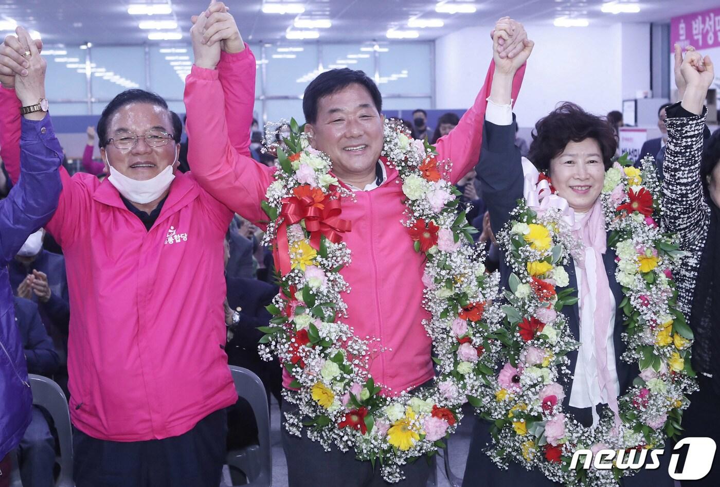 본문 이미지 - 박성민 미래통합당 울산 중구 국회의원 후보가 15일 오후 울산시 중구 자신의 선거사무소에서 당선이 확실시 되자 꽃목걸이를 목에 걸고 아내, 정갑윤 울산 상임선대위원장과 환호하고 있다. 2020.4.15/뉴스1 ⓒ News1 윤일지 기자