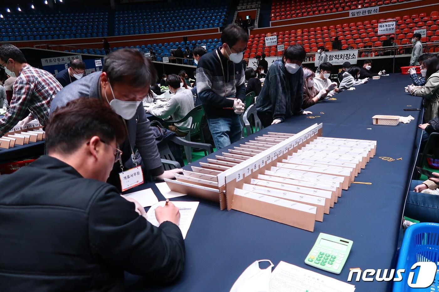 본문 이미지 - 제21대 국회의원 선거 제주 제주시 한림체육관 개표소(뉴스1DB) ⓒ News1 홍수영 기자