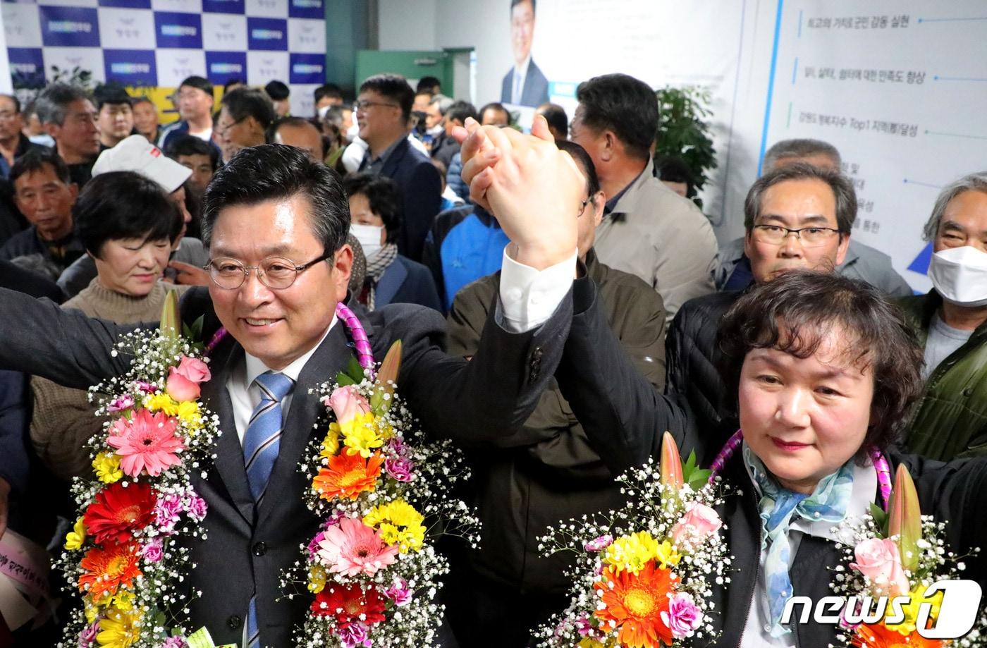 본문 이미지 - 제 21대 총선과 동시에 진행된 강원 횡성군수 선거에서 더불어민주당 장신상 후보(65)가 당선의 영예를 안았다. 2020.4.15 ⓒ 뉴스1