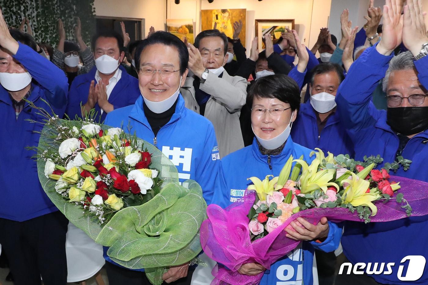 본문 이미지 - 변재일 더불어민주당 충북 청주청원 국회의원 후보와 부인 전길자여사가 지난 15일 오후 청주시 청원구 선거 사무소에서 당선이 확실시되자 꽃다발을 들고 기뻐하고 있다. 2020.4.15/뉴스1 ⓒ News1 김용빈 기자