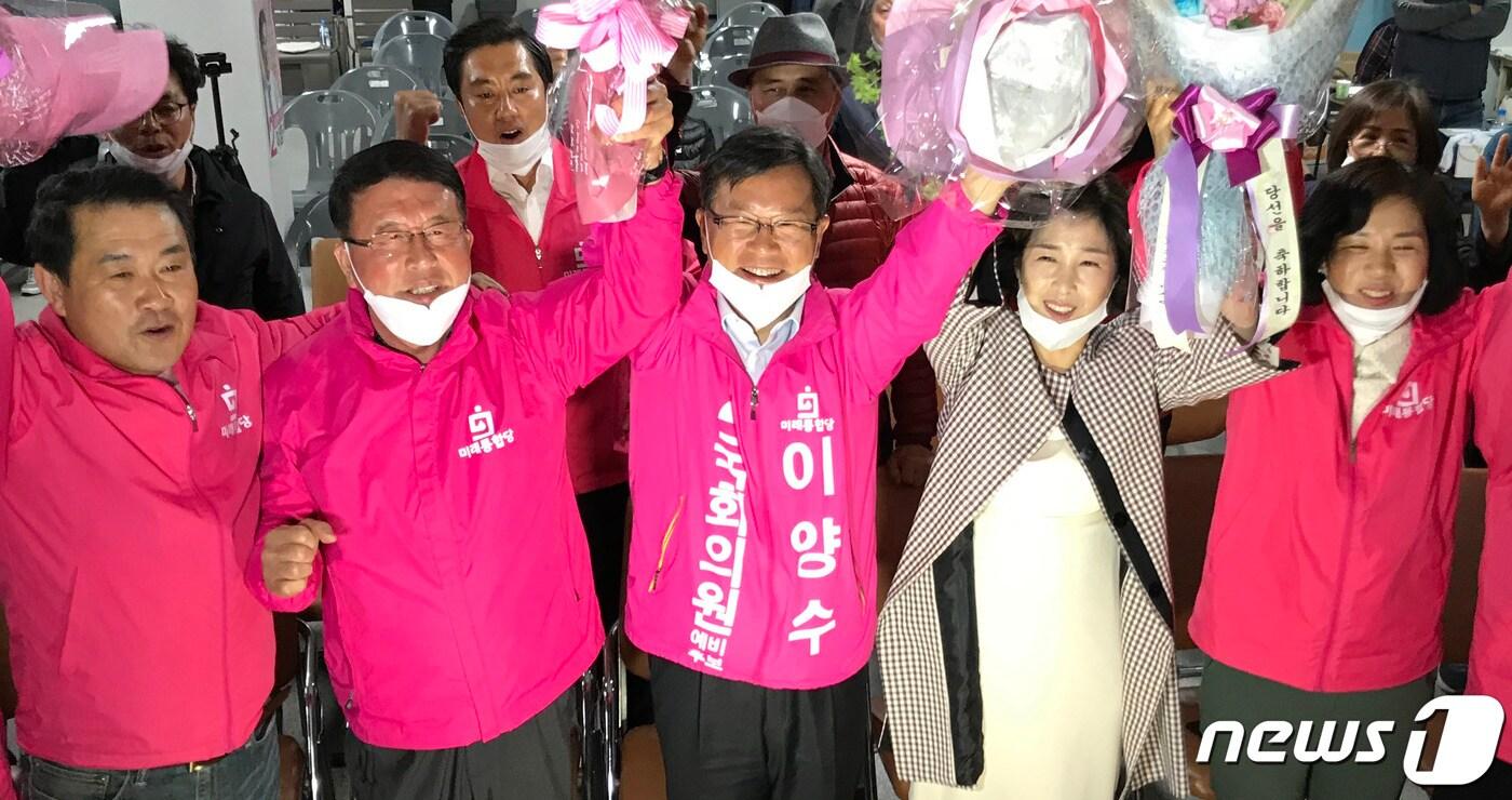 본문 이미지 - 21대 총선 강원 속초·인제·고성·양양 미래통합당 이양수 후보가 15일 오후 자신의 선거캠프에서 당선이 유력시되자 지지자들과 손을 맞잡고 환호하고 있다.2020.4.15/뉴스1 ⓒ News1 고재교 기자