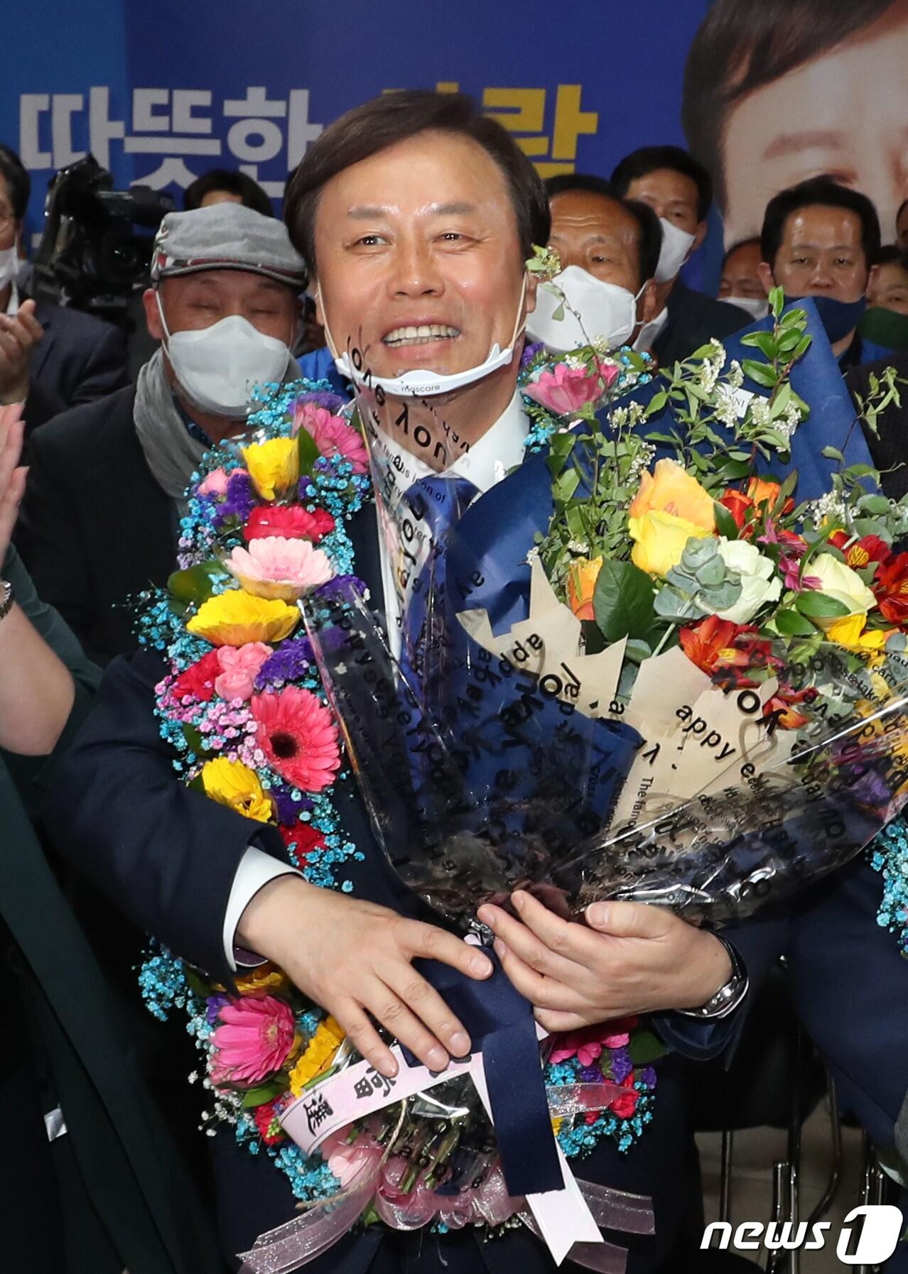 본문 이미지 - 도종환 더불어민주당 충북 청주흥덕 국회의원 후보가 15일 오후 충북 청주시 흥덕구 선거 사무소에서 당선이 확실해지자 꽃목걸이를 걸고 기뻐하고 있다. 2020.4.15/뉴스1 ⓒ News1 김용빈 기자