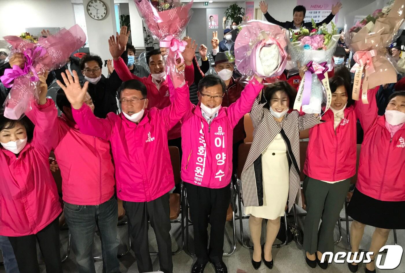 본문 이미지 - 21대 총선 강원 속초·인제·고성·양양 미래통합당 이양수 후보가 15일 오후 자신의 선거캠프에서 당선이 확실해지자 지지자들과 손을 맞잡고 환호하고 있다. 2020.4.15/뉴스1 ⓒ News1 고재교 기자