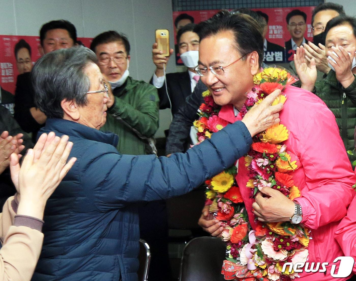본문 이미지 - 유상범 미래통합당 강원 홍천·횡성·영월·평창 후보가 지난 15일 영월군 선거사무실에서 승리를 확신하며 꽃다발을 목에 걸고 있다. 2020.4.15/뉴스1 ⓒ News1 박하림 기자