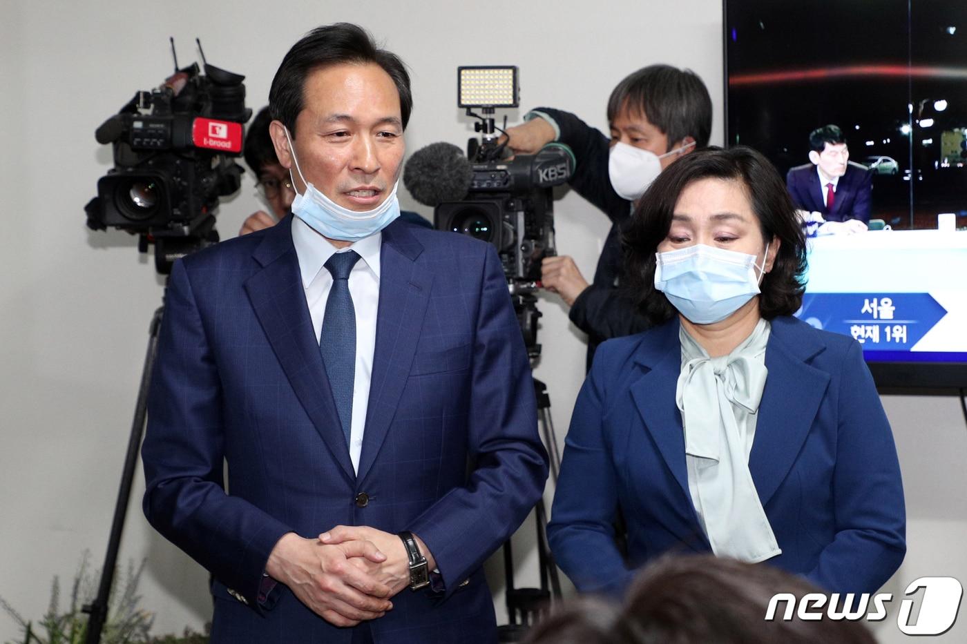 본문 이미지 - 우상호 더불어민주당 서대문갑 후보와 부인 이현주씨가 15일 오후 서울 서대문구 선거사무소 상황실에서 21대 국회의원선거 당선이 유력해지자 지지자들에게 소감을 밝히고 있다. 2020.4.15/뉴스1 ⓒ News1 황기선 기자