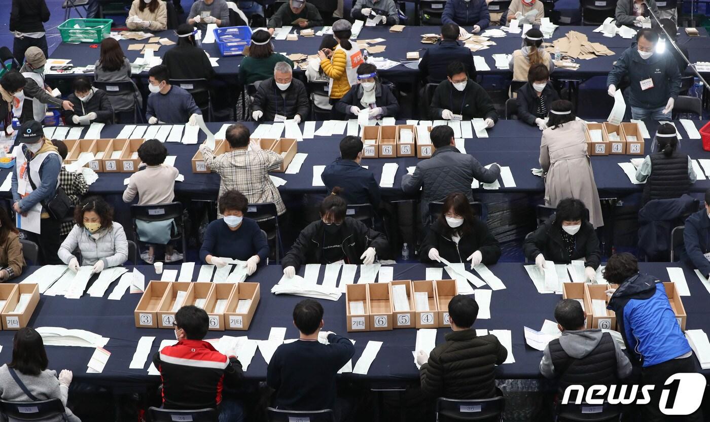 본문 이미지 - 제21대 국회의원 선거 투표일인 15일 서울 종로구 경복고등학교에 마련된 개표소에서 개표원들이 비례정당 수개표를 하고 있다. 2020.4.15/뉴스1 ⓒ News1 허경 기자