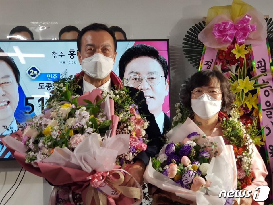 본문 이미지 - 제천·단양 선거구에서 승리한 통합당 엄태영 당선인이 부인 이종선씨와 선거캠프에서 지지자들로 축하 꽃다발을 받고 있다.2020.04.15ⓒ 뉴스1 조영석기자