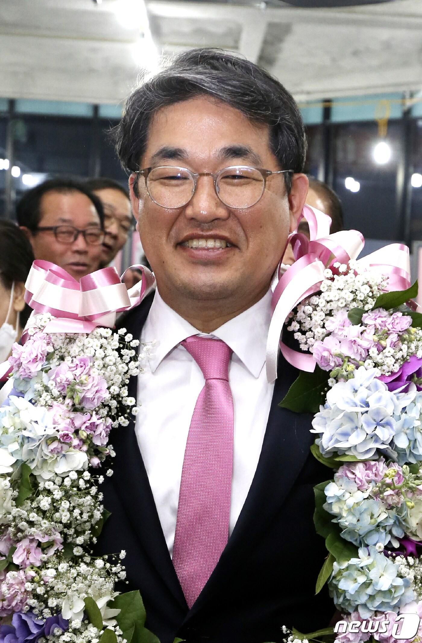 본문 이미지 - 제21대 국회의원선거 투표일인 15일 인천 중구강화옹진 배준영 미래통합당 당선자가 선거사무실에서 지지자들에게 축하받고 있다.2020.4.16/뉴스1 ⓒ News1 인천사진공동취재단