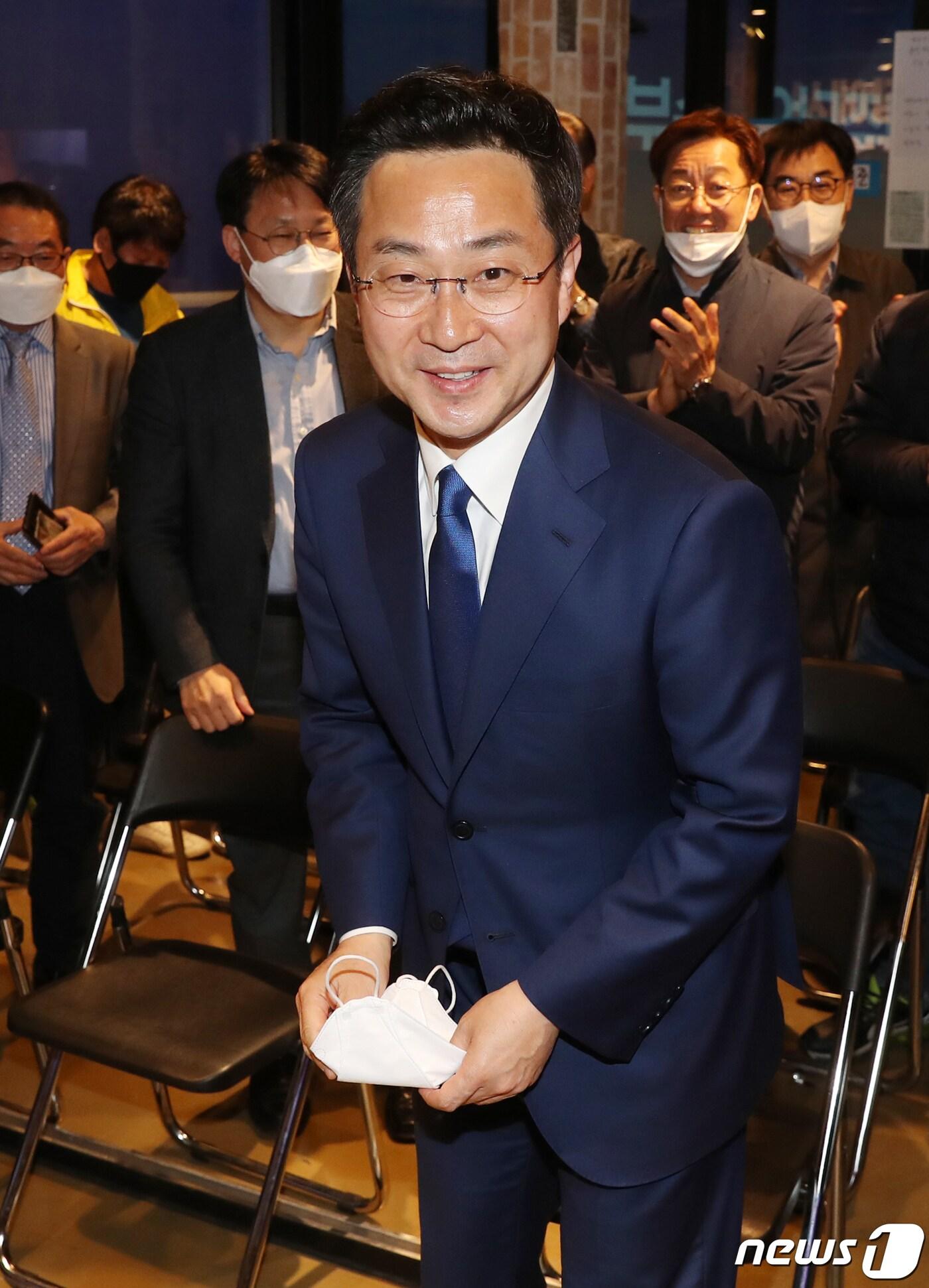 본문 이미지 - 박성준 더불어민주당 중구성동구을 후보가 16일 새벽 서울 중구에 마련된 선거사무소에서 제21대 국회의원선거 당선이 유력해지자 지지자들의 환호를 받고 있다. 2020.4.16/뉴스1 ⓒ News1 민경석 기자