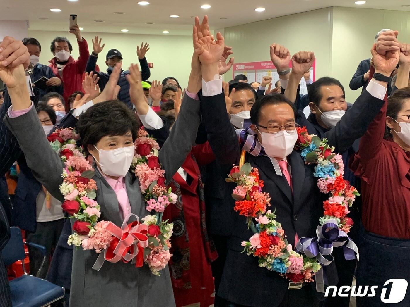 본문 이미지 - 15일 자정 쯤 충주선거구 미래통합당 이종배 후보가 부인 박정숙 여사와 함께 당선의 기쁨을 나누고 있다.2020.04.16/ⓒ 뉴스1