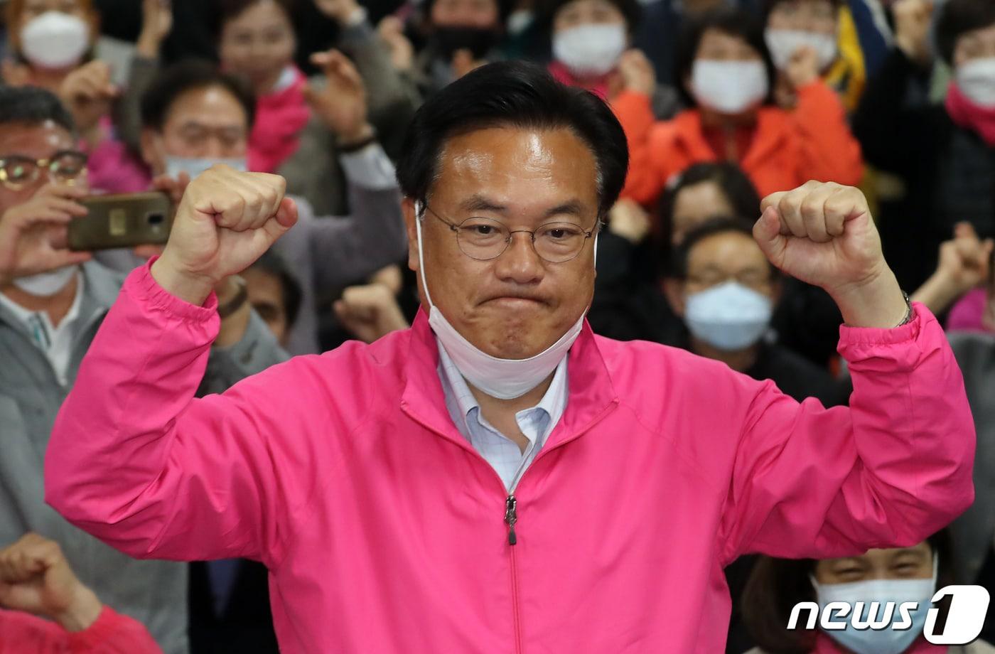 본문 이미지 - 정진석 미래통합당 공주·부여·청양 후보가 16일 충남 공주시 선거사무소 상황실에서 21대 국회의원선거 당선이 확정되자 두 주먹을 불끈 쥐고 있다. ⓒ News1 장수영 기자