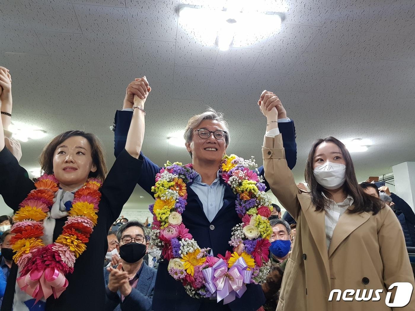 본문 이미지 - 16일 오전 0시45분쯤 제21대 국회의원 선거 부산 북강서갑에 출마한 전재수 더불어민주당 후보가 당선이 확정되자 꽃목걸이를 걸고 가족들과 기념 촬영을 하고 있다. ⓒ 뉴스1 조아현 기자