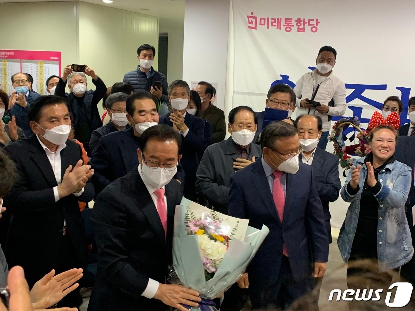 본문 이미지 - 15일 자정 쯤 충주선거구 미래통합당 이종배 후보가 당선 축하 꽃다발을 받고 있다.2020.04.16/ⓒ 뉴스1