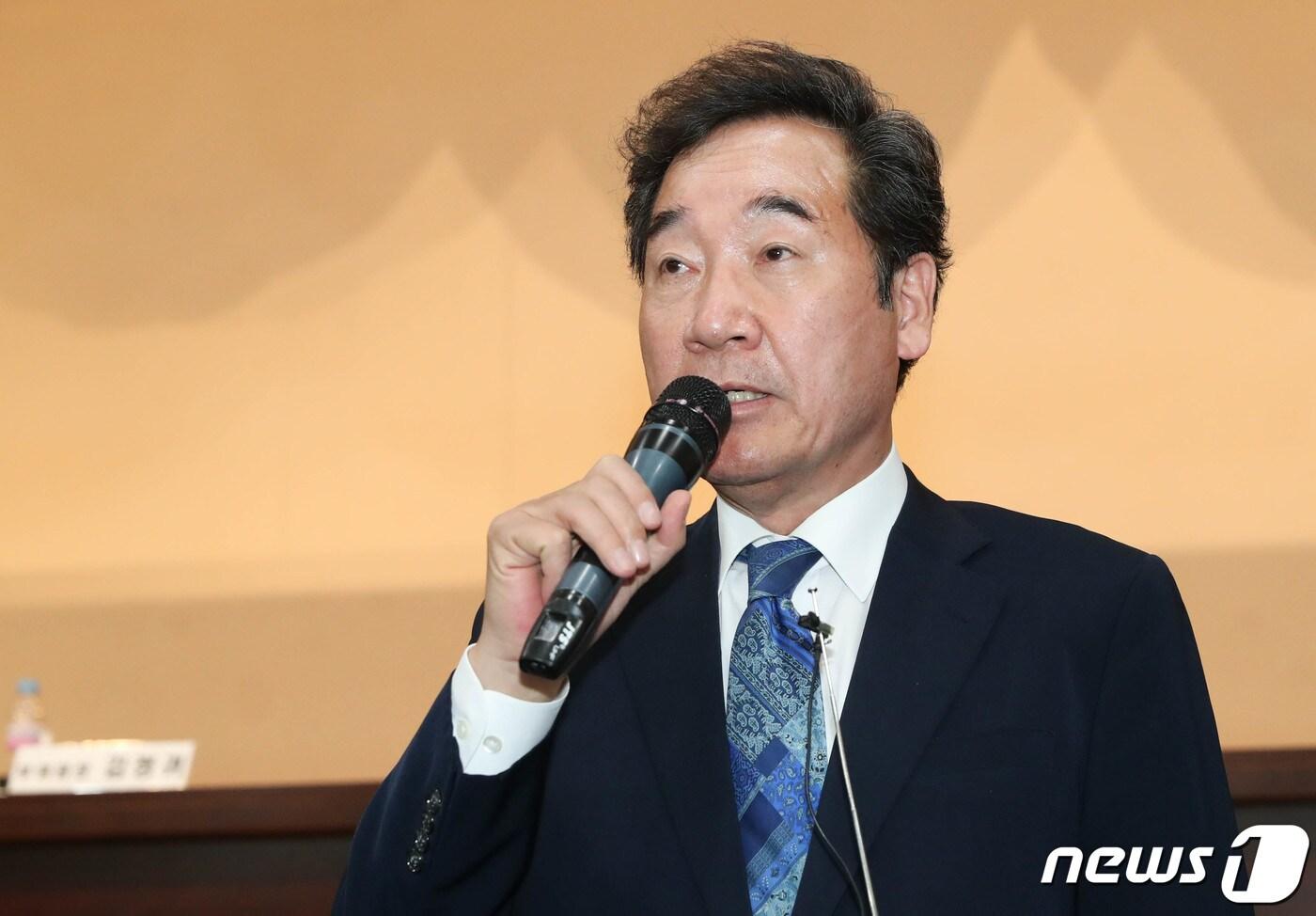 본문 이미지 - 이낙연 더불어민주당 종로구 당선인이 16일 종로구 경복고등학교에 마련된 개표소에서 21대 국회의원선거 당선증을 받은 뒤 소감을 말하고 있다. 2020.4.16/뉴스1 ⓒ News1 허경 기자