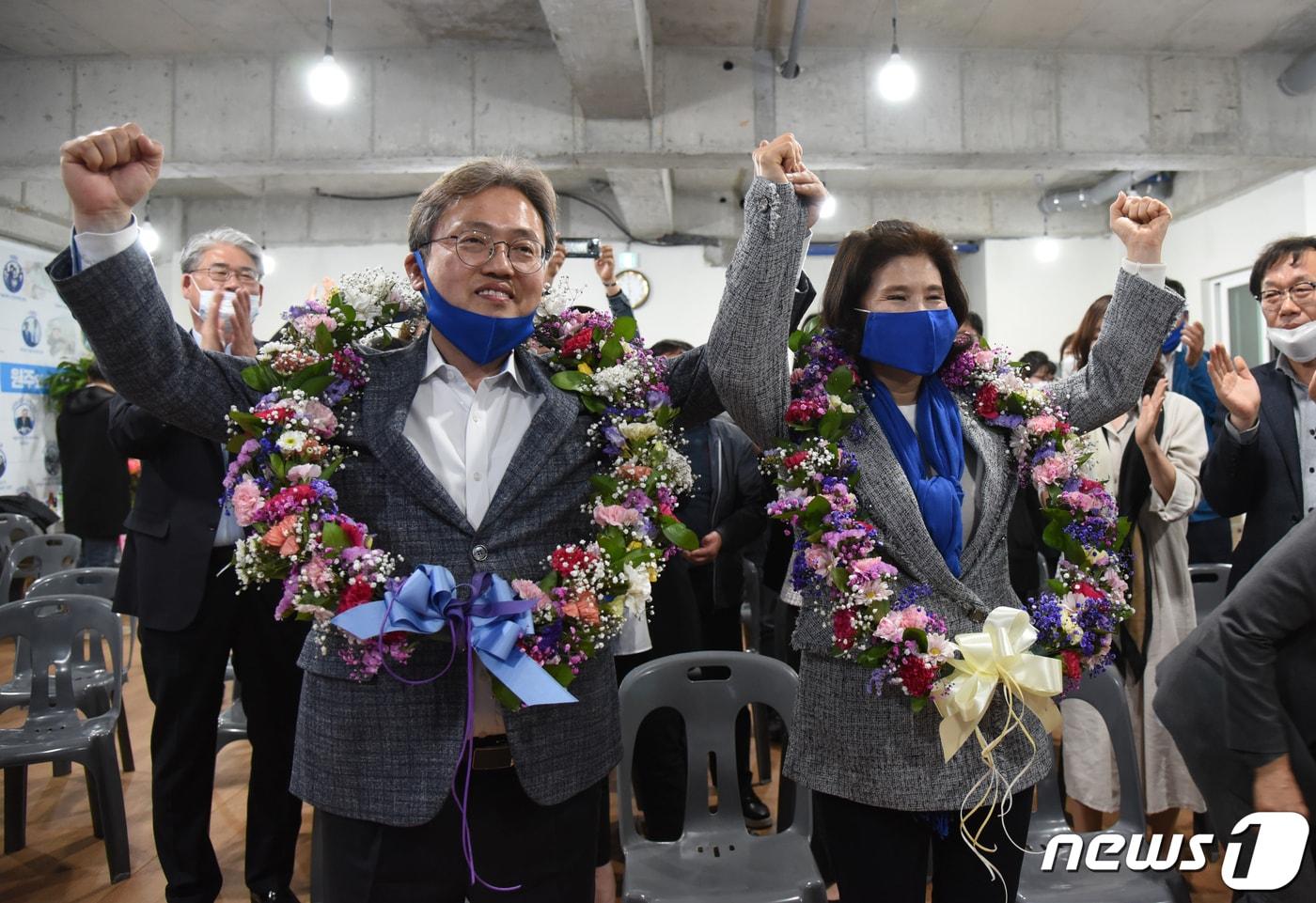본문 이미지 - 송기헌 더불어민주당 강원 원주을 국회의원 후보가 16일 당선이 확실해지자 부인 강현전 씨와 꽃목걸이를 목에 걸고 만세를 하고 있다. 2020.4.16/뉴스1 ⓒ News1 권혜민 기자