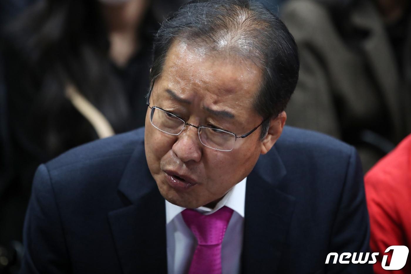본문 이미지 - 제21대 국회의원선거 대구 수성을에 무소속으로 출마한 홍준표 후보가 16일 오전 대구 수성구 두산동 선거사무소에서 개표결과를 지켜보고 있다. 2020.4.16/뉴스1 ⓒ News1 공정식 기자