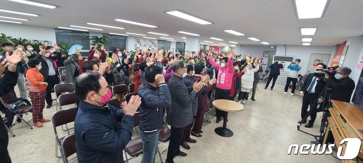 본문 이미지 - 21대 총선에서 부산 연제구에 출마한 이주환 후보가 15일 오후 지상파 3사가 진행한 출구조사에서 김해영 더불어민주당 최고위원보다 득표율이 앞서자 지지자들과 환호하고 있다. (이주환 미래통합당 부산 금정구 후보 선거사무소 제공)ⓒ 뉴스1