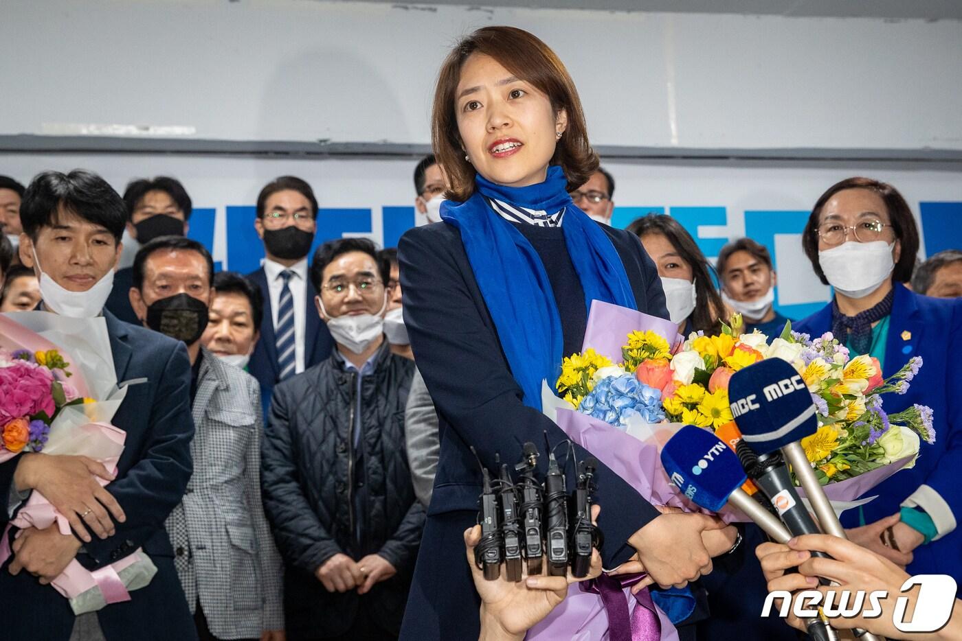 본문 이미지 - 고민정 더불어민주당 서울 광진구을 후보가 16일 서울 광진구 선거사무소에서 21대 국회의원선거 당선을 확정지은 후 당선소감을 밝히고 있다. 2020.4.16/뉴스1 ⓒ News1 유승관 기자