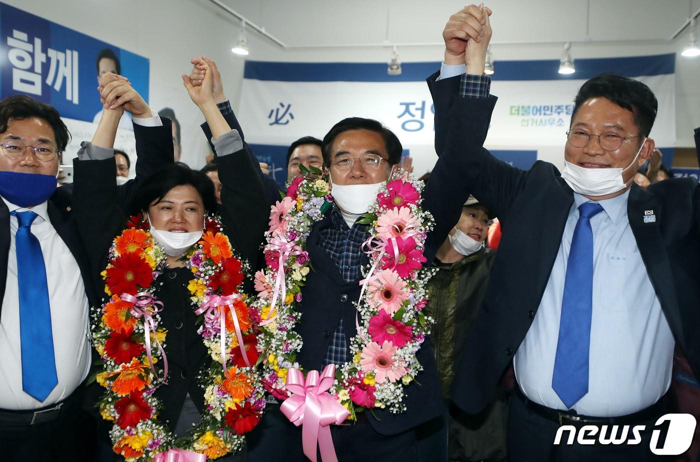 본문 이미지 - 제21대 총선 인천 연수을 더불어민주당 정일영 후보가 16일 오전 인천시 연수구 자신의 선거사무소에서 당선 확실 소식에 기뻐하고 있다. 2020.4.16 /뉴스1 ⓒ News1 인천사진공동취재단