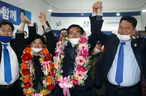 본문 이미지 - 제21대 총선 인천 연수을 더불어민주당 정일영 후보가 16일 오전 인천시 연수구 자신의 선거사무소에서 당선 확실 소식에 기뻐하고 있다. 2020.4.16/뉴스1 ⓒ News1 인천사진공동취재단
