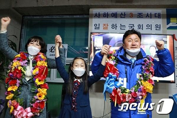 본문 이미지 - 16일 새벽 당선을 확정한 최인호 더불어민주당 사하갑 당선인이 가족들과 함께 기념촬영을 하고 있다. 2020.4.16 ⓒ 뉴스1