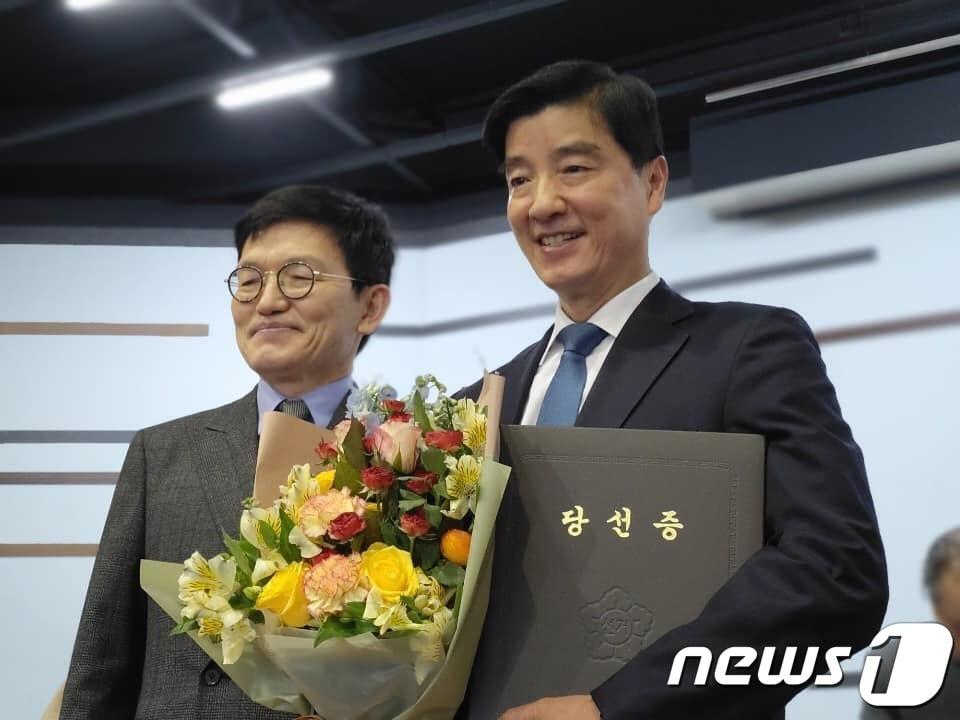 본문 이미지 - 이해식 더불어민주당 서울 강동구을 당선자가 16일 제21대 국회의원 당선증과 꽃다발을 받아들고 환하게 웃고 있다.(이해식 페이스북) 2020.4.16/뉴스1