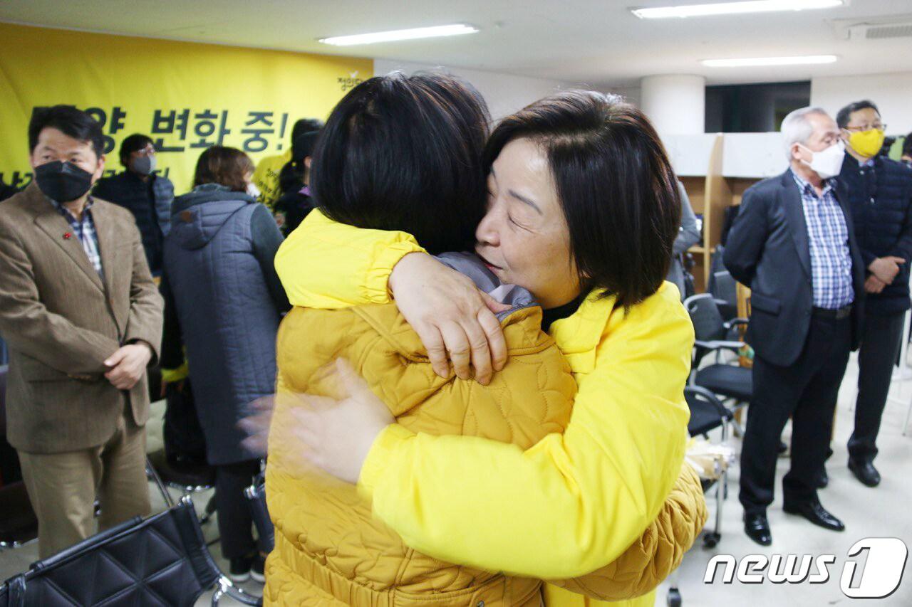 본문 이미지 - 심상정 정의당 경기 고양갑 후보가 16일 새벽 경기 고양에 마련된 선거사무소에서 제21대 국회의원선거 당선이 확정되자 지지자와 포옹을 하고 있다.<사진=정의당 제공>2020.4.16/뉴스1 ⓒ News1 민경석 기자
