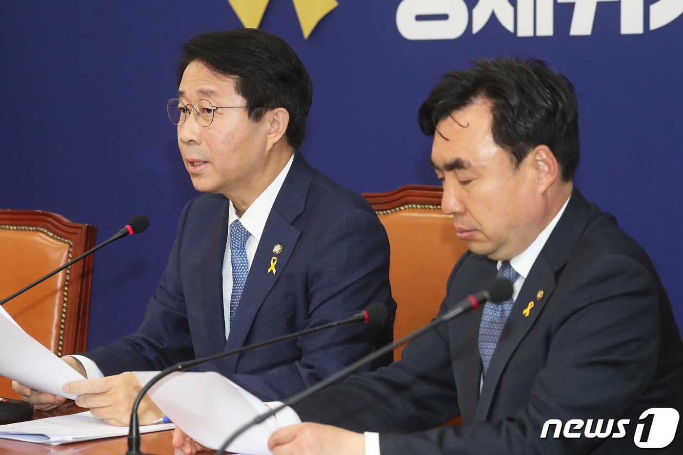 본문 이미지 - 4·15총선 결과 더불어민주당 시흥을 조정식 의원이 67.02%로 경기지역 득표율 1위를 차지했다. 사진은 당 정책위 의장인 조정식 의원이 지난달 16일 국회에서 기자회견을 갖고 코로나19에 따른 긴급재난지원금 관련 브리핑을 하고 있는 모습. 2020.4.16/뉴스1 ⓒ News1 임세영 기자