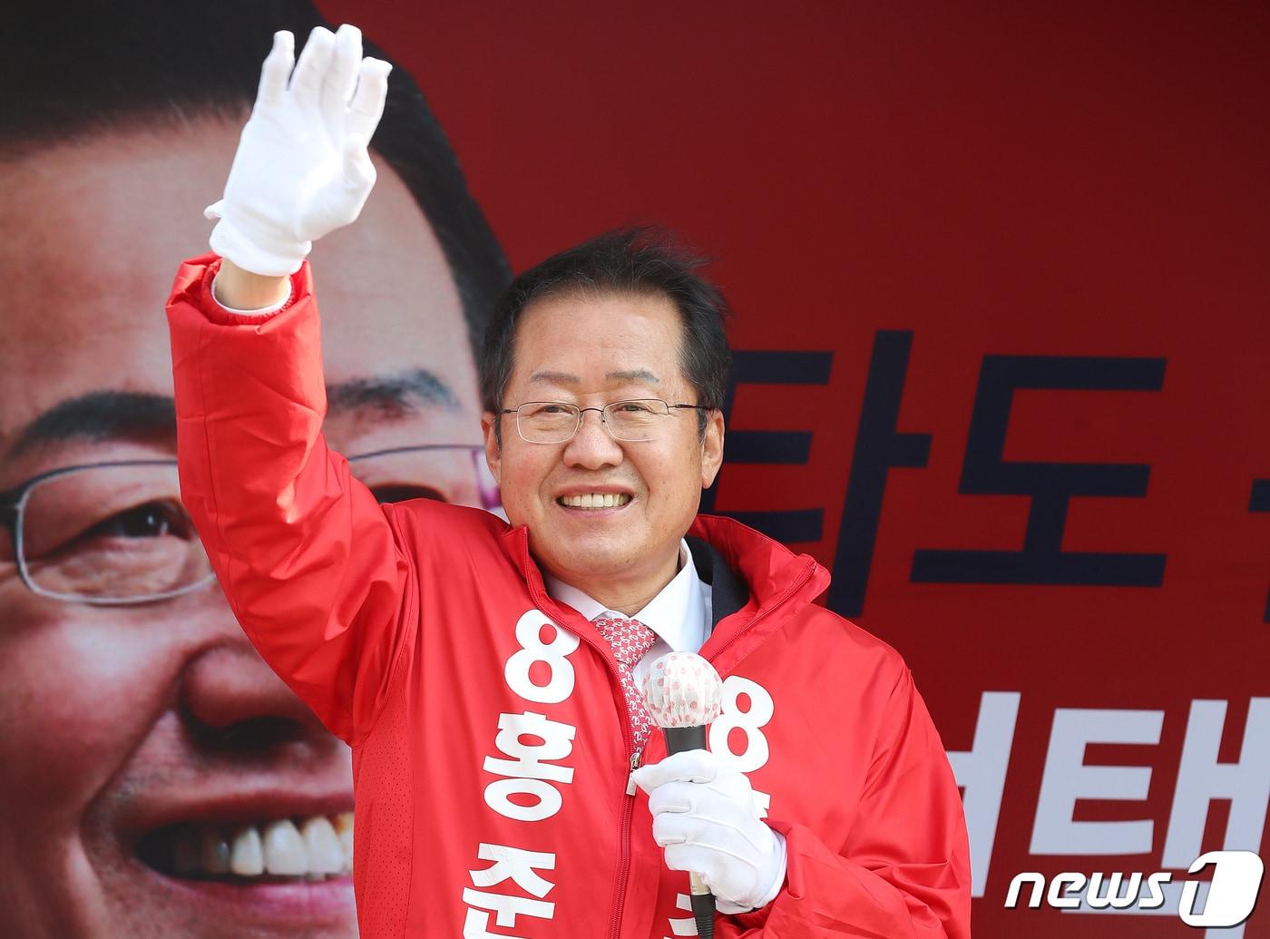 본문 이미지 - 제21대 국회의원선거 대구 수성을에 무소속으로 출마해 당선된 홍준표 당선인이 16일 오후 유세차를 타고 대구 수성구 두산오거리에서 시민들을 향해 손을 흔들며 당선 인사를 하고 있다. 2020.4.16/뉴스1 ⓒ News1 공정식 기자