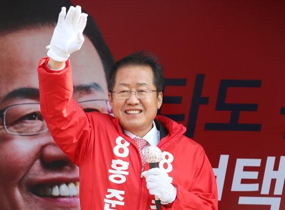 본문 이미지 - 제21대 국회의원선거 대구 수성을에 무소속으로 출마해 당선된 홍준표 전 자유한국당 대표가 16일 오후 당선 인사를 하고 있다. 홍 전 대표는 17일 "복당한 뒤 대권 준비를 하겠다"고 밝혔다.  ⓒ News1 공정식 기자