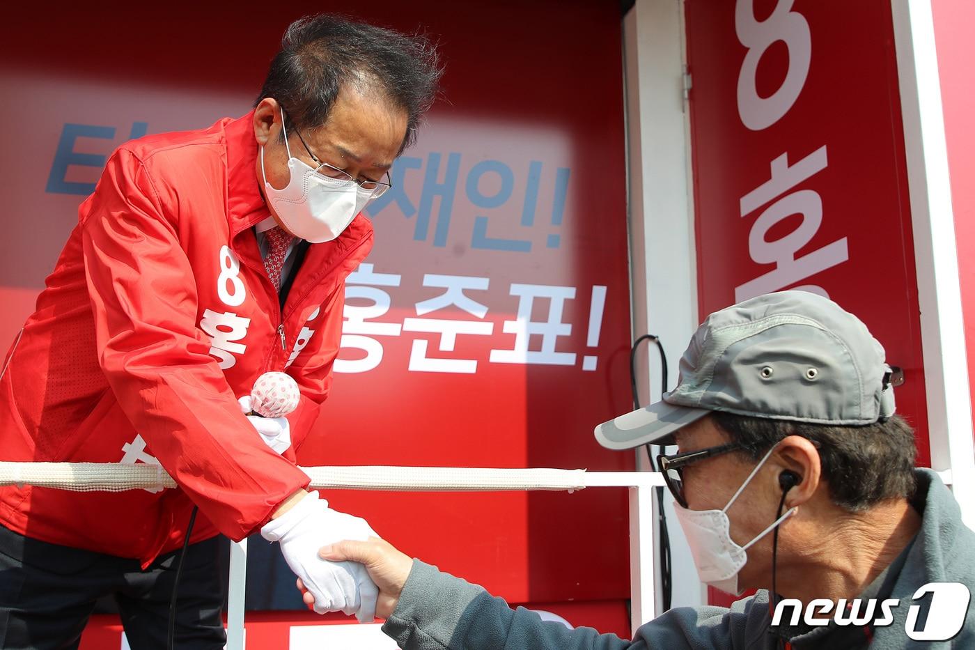 본문 이미지 - 제21대 국회의원선거 대구 수성을에 무소속으로 출마해 당선된 홍준표 당선인이 16일 오후 대구 수성구 두산오거리에서 당선 인사를 위해 유세차에 올라 시민과 인사 나누고 있다. 2020.4.16/뉴스1 ⓒ News1 공정식 기자