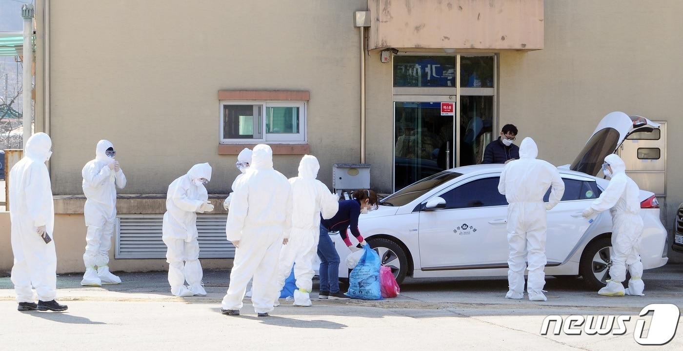 충북 괴산군은 코로나19 확진자로 병원에서 치료를 받아온 70대 여성이 완치돼 퇴원했다고 16일 밝혔다. ⓒ 뉴스1