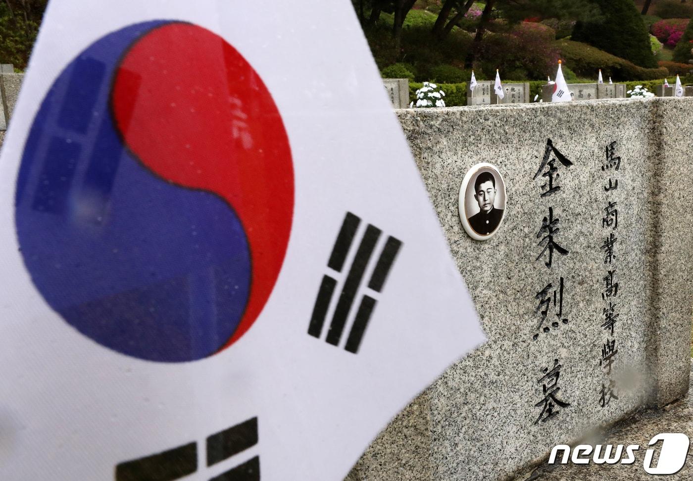 17일 오전 서울 강북구 국립 4.19민주묘지의 김주열 열사 묘역 옆으로 태극기가 휘날리고 있다. 2020.4.17/뉴스1 ⓒ News1 김진환 기자