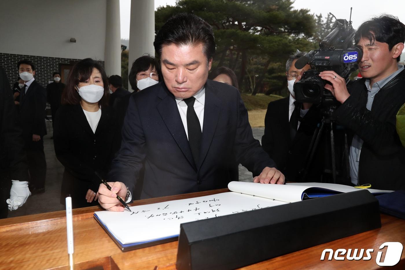 본문 이미지 - 원유철 미래한국당 대표가 17일 오전 서울 동작구 현충원을 찾아 참배를 마친 뒤 방명록을 작성하고 있다. 2020.4.17/뉴스1 ⓒ News1 민경석 기자