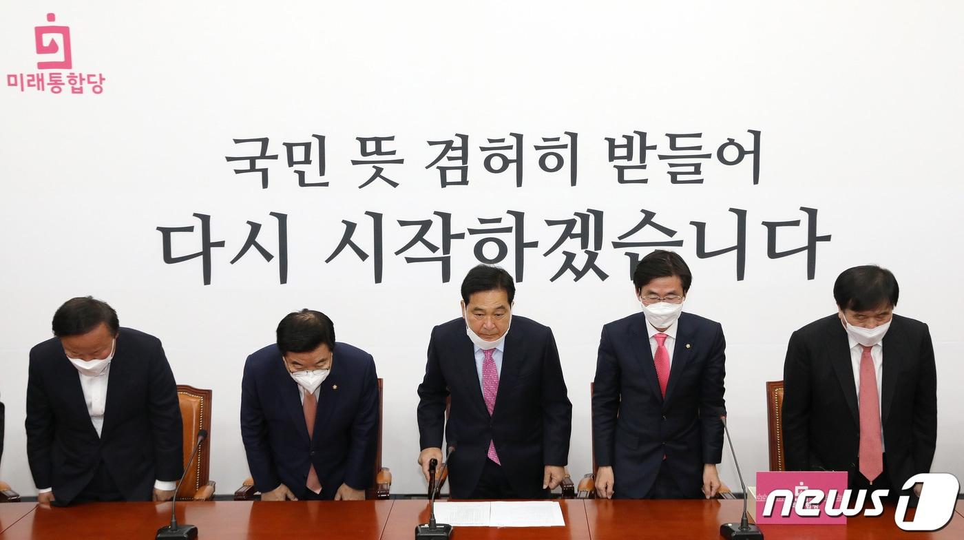 본문 이미지 - 심재철 미래통합당 대표권한대행(가운데)이 17일 오전 서울 여의도 국회에서 열린 미래통합당 선대위 해단식에서 참석자들과 함께 국민들에게 고개숙여 인사를 하고 있다. 미래통합당 선대위는 "국민들의 눈높이에 맞추지 못했다＂며 사과와 함께 고개숙여 인사했다. 2020.4.17/뉴스1 ⓒ News1 박세연 기자