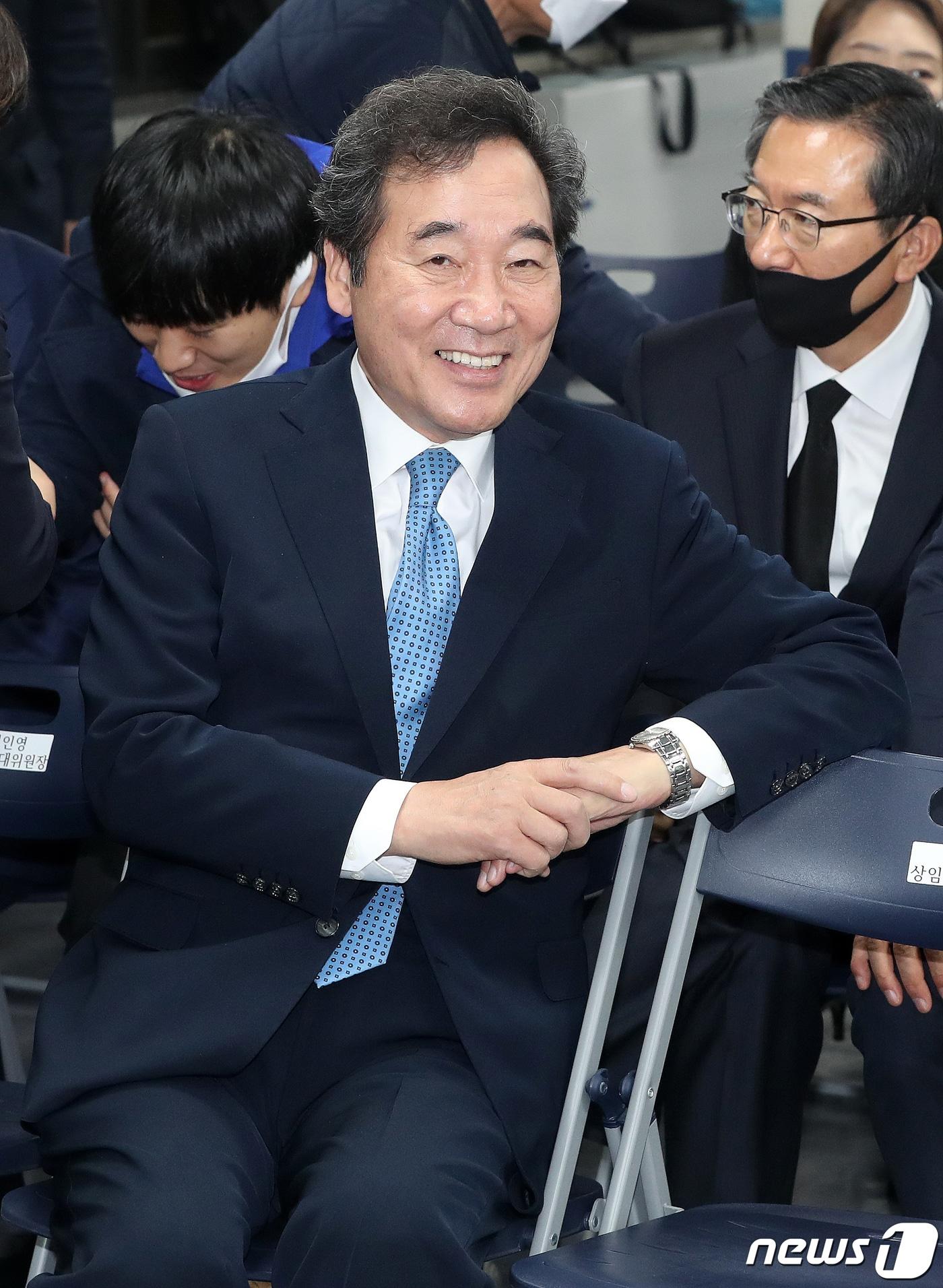 본문 이미지 - 이낙연 더불어민주당 상임선대위원장이 17일 오전 서울 여의도 더불어민주당사에서 열린 더불어민주당·더불어시민당 합동 선대위 해단식에 참석해 미소를 짓고 있다. 2020.4.17/뉴스1 ⓒ News1 박세연 기자