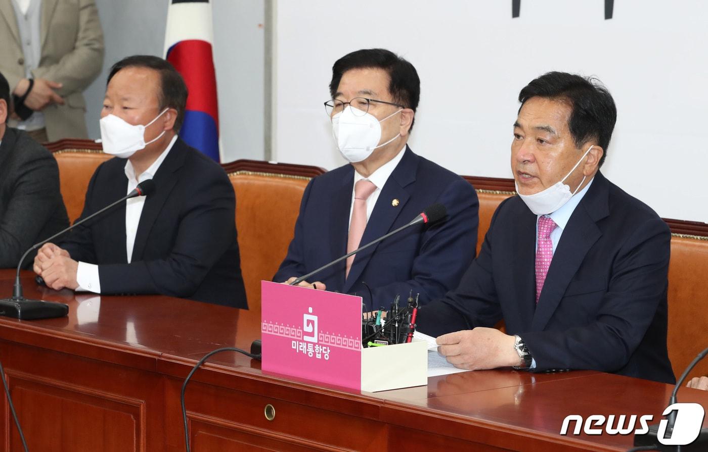 본문 이미지 - 심재철 미래통합당 대표 권한대행이 지난 17일 오전 서울 여의도 국회에서 열린 미래통합당 선대위 해단식에서 모두발언을 하고 있다. 2020.4.17/뉴스1 ⓒ News1 박세연 기자