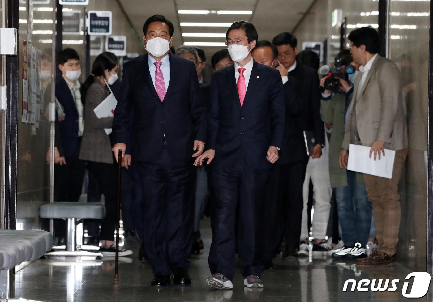 본문 이미지 - 심재철 미래통합당 대표권한대행과 조경태 최고위원이 17일 오전 서울 여의도 국회에서 열린 미래통합당 선대위 해단식에 참석하고 있다. 2020.4.17/뉴스1 ⓒ News1 박세연 기자
